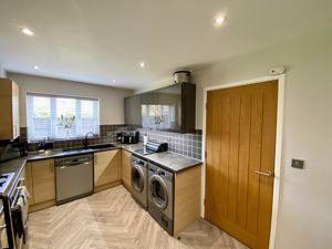 Modern Dining Kitchen- click for photo gallery